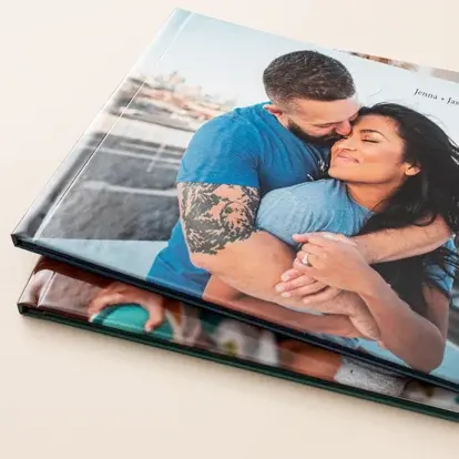 Album sa velikom fotografijom para preko cele stranice