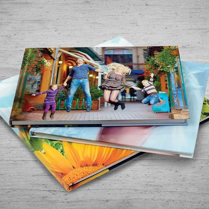 Štampane porodične fotografije složene uz foto album