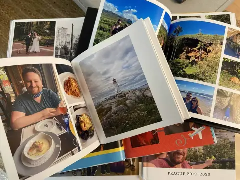 Otvoren foto album sa fotografijama