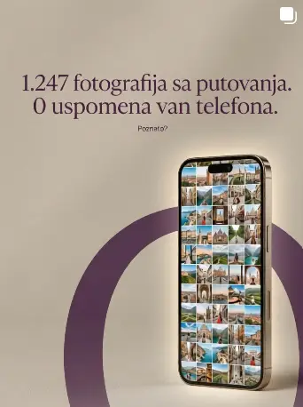 Dva otvorena albuma sa dvolisnicama punim fotografija